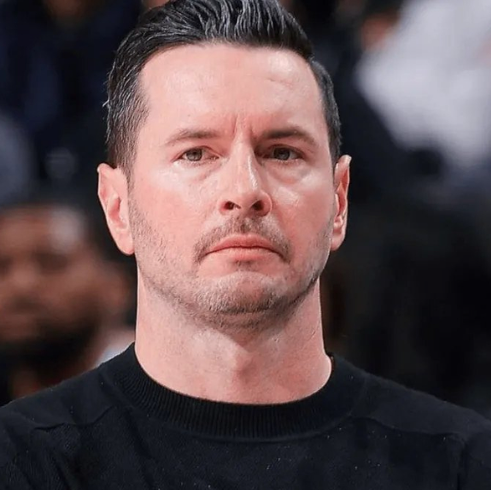 湖人的问题是人心散了，角色球员再差能差成这样吗？
雷迪克已经对更衣室失去控制。