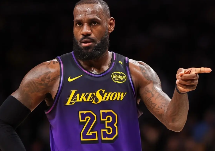 杰克-拉拉维亚谈及詹姆斯在41岁仍然能保持高水平，拉拉维亚表示：
“看他打球真是