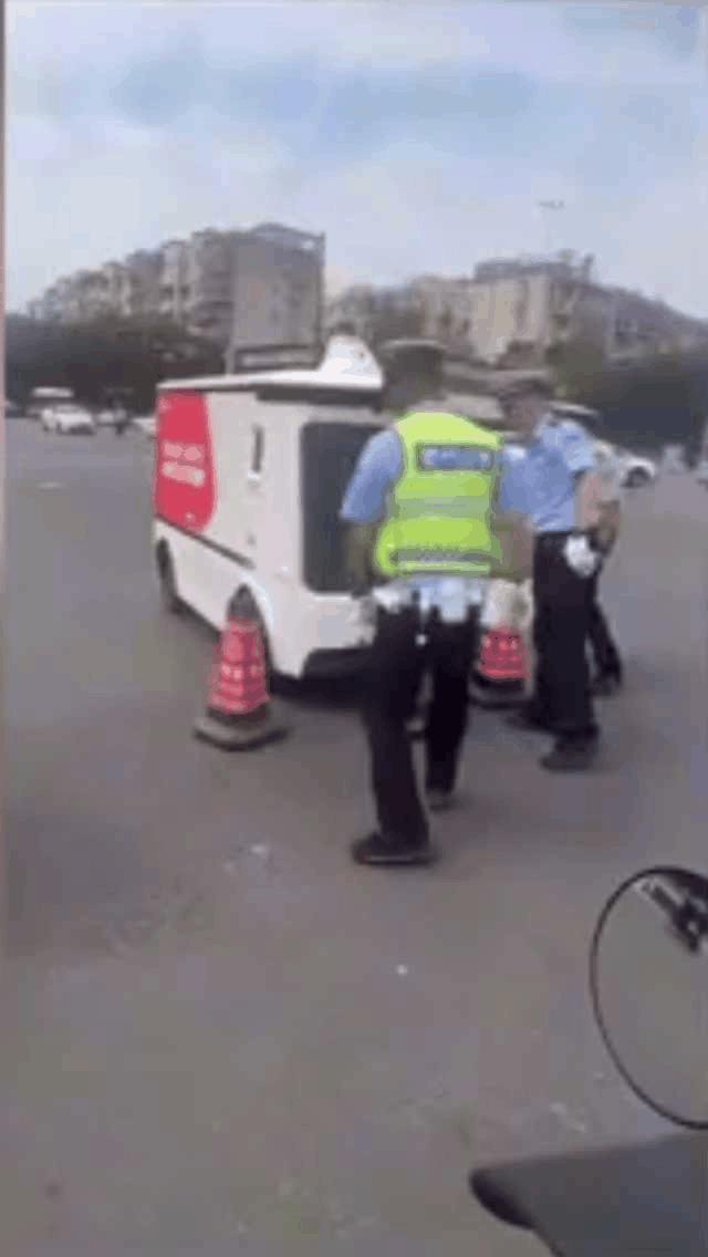 这东西出现在马路上妨碍交通，机器毕竟不是人呢！
看起来无人驾驶技术还不行，这种情