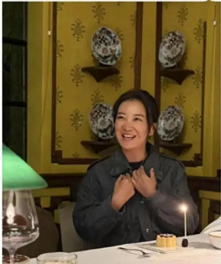 刷到贾玲生日照我惊掉下巴！
这哪是减肥，根本是换头！
瘦了100斤脸小到离谱，皮
