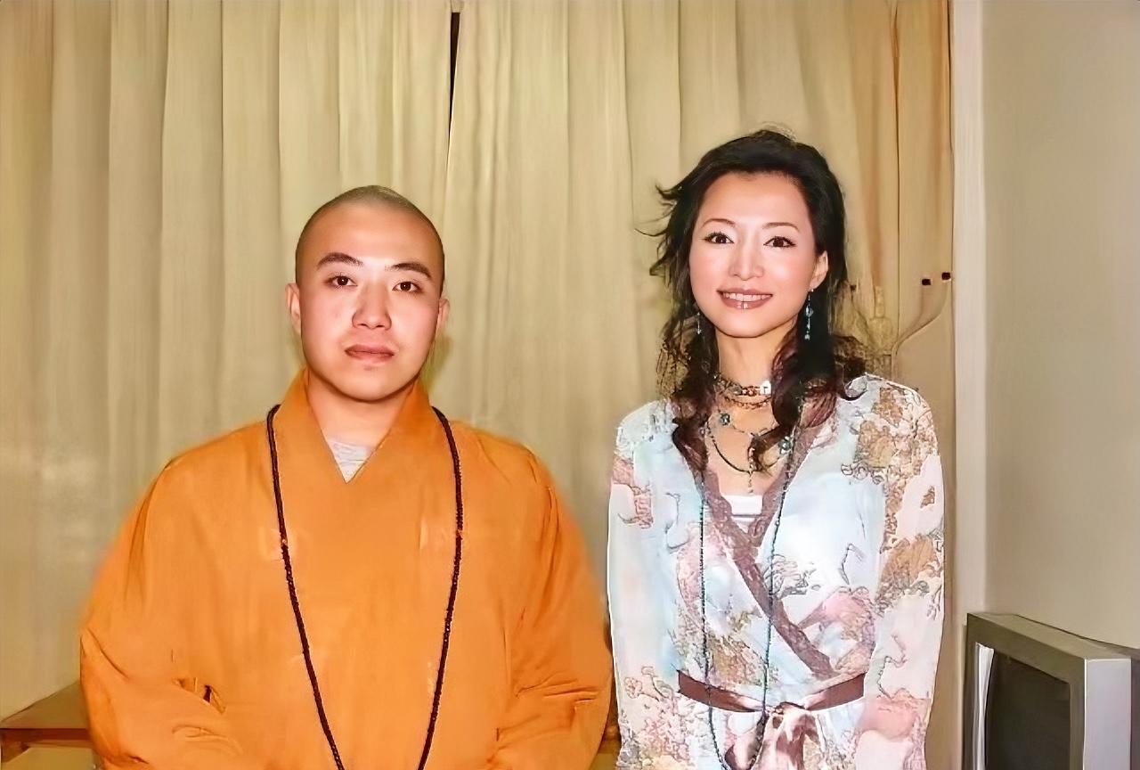 这张照片董卿合照里的人是个和尚，大家都好奇这人是谁？网上老翻出明星和和尚的合影，