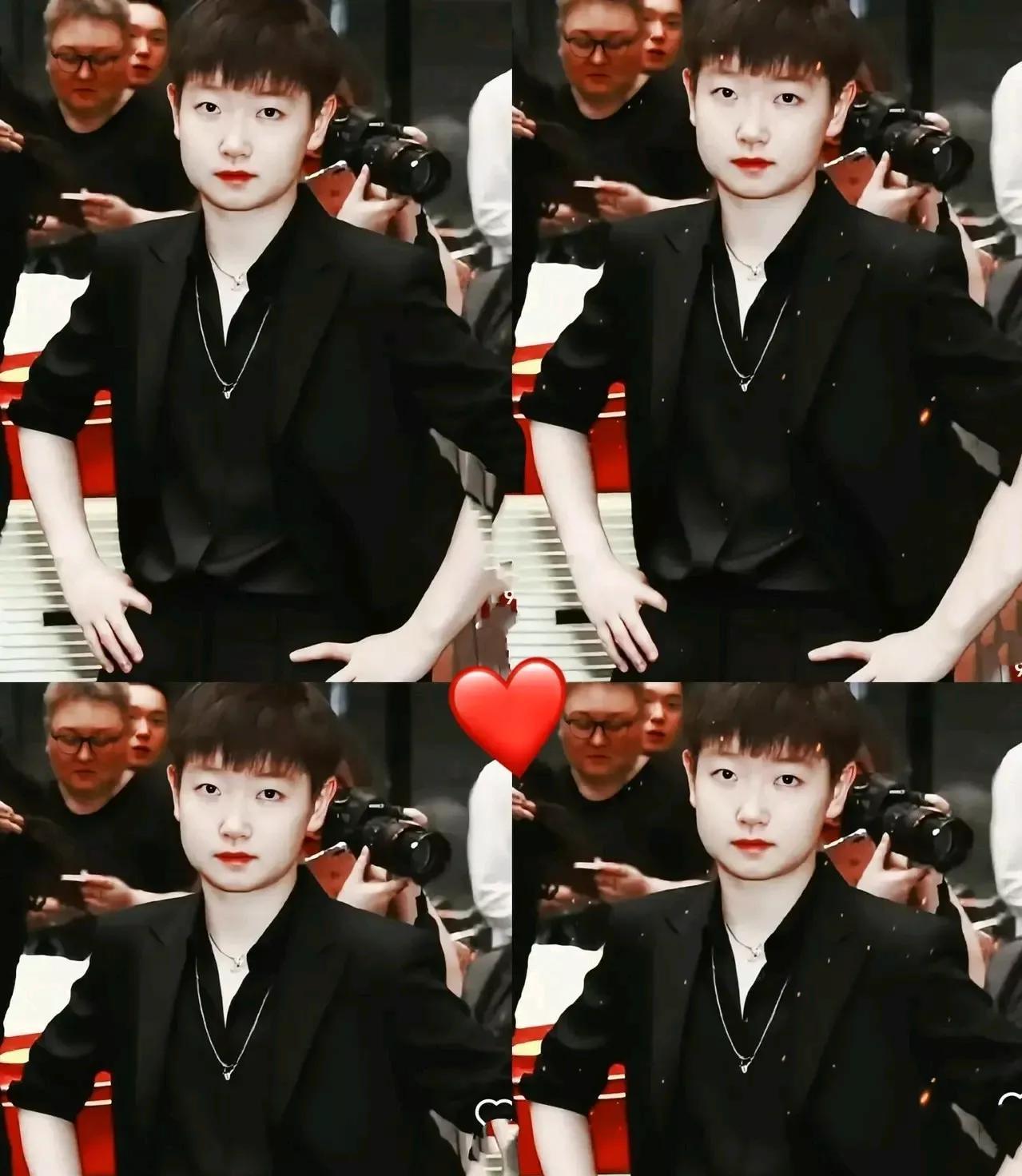 莎莎一身西装，拤着腰简直又酷又飒，
莎莎要是打扮起来，
当红明星在莎莎面前都会黯