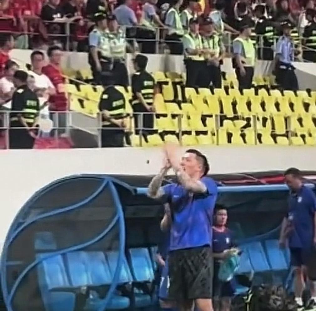 赛后已经平复情绪的王大雷，到泰山远征军球迷区一起谢场，并与多名队友握手击掌。
看