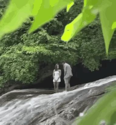 本想爱情似水，谁知一去不回