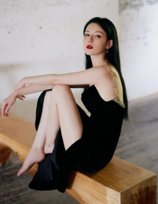 哈妮克孜黑色礼服造型，她的可塑性还是挺强的！