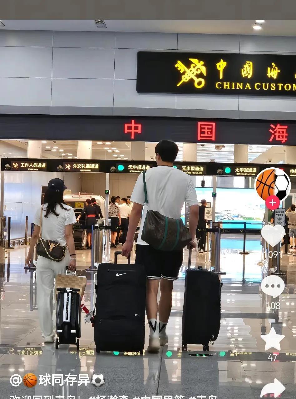 杨瀚森这小子是真沉不住气，不打亚洲杯了跑到韩国转机，原来是女朋友在韩国游玩等着他