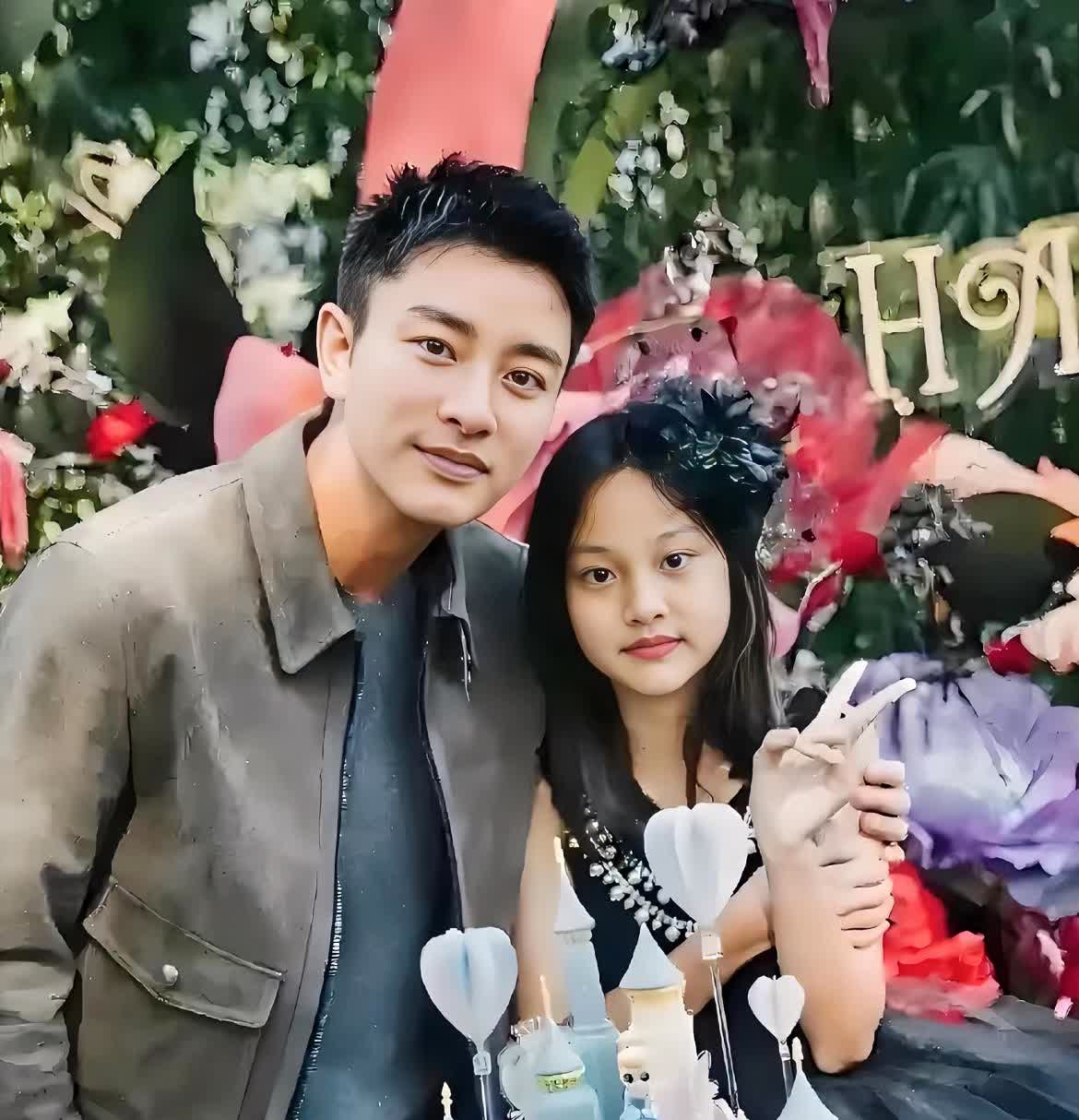 贾乃亮啊，
你快醒醒吧！

真不是我说话难听，明眼人都能看得出来，甜馨现在