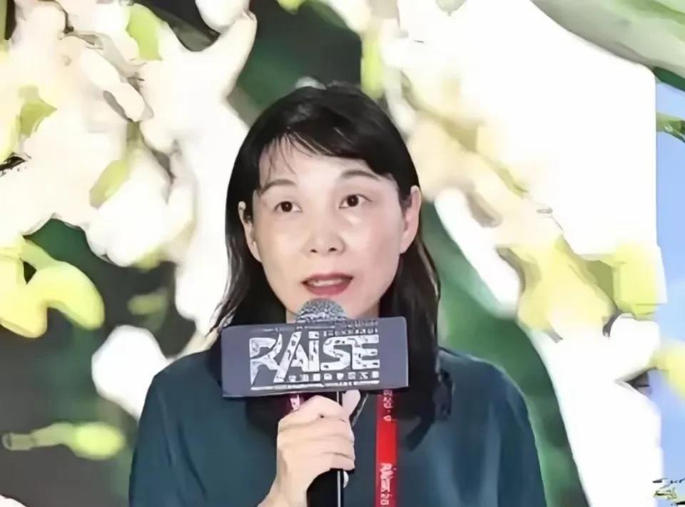 就杜建英的位置，名不正言不顺，她不低调行吗？
论辈分，宗馥莉比她小，就算她没好脸
