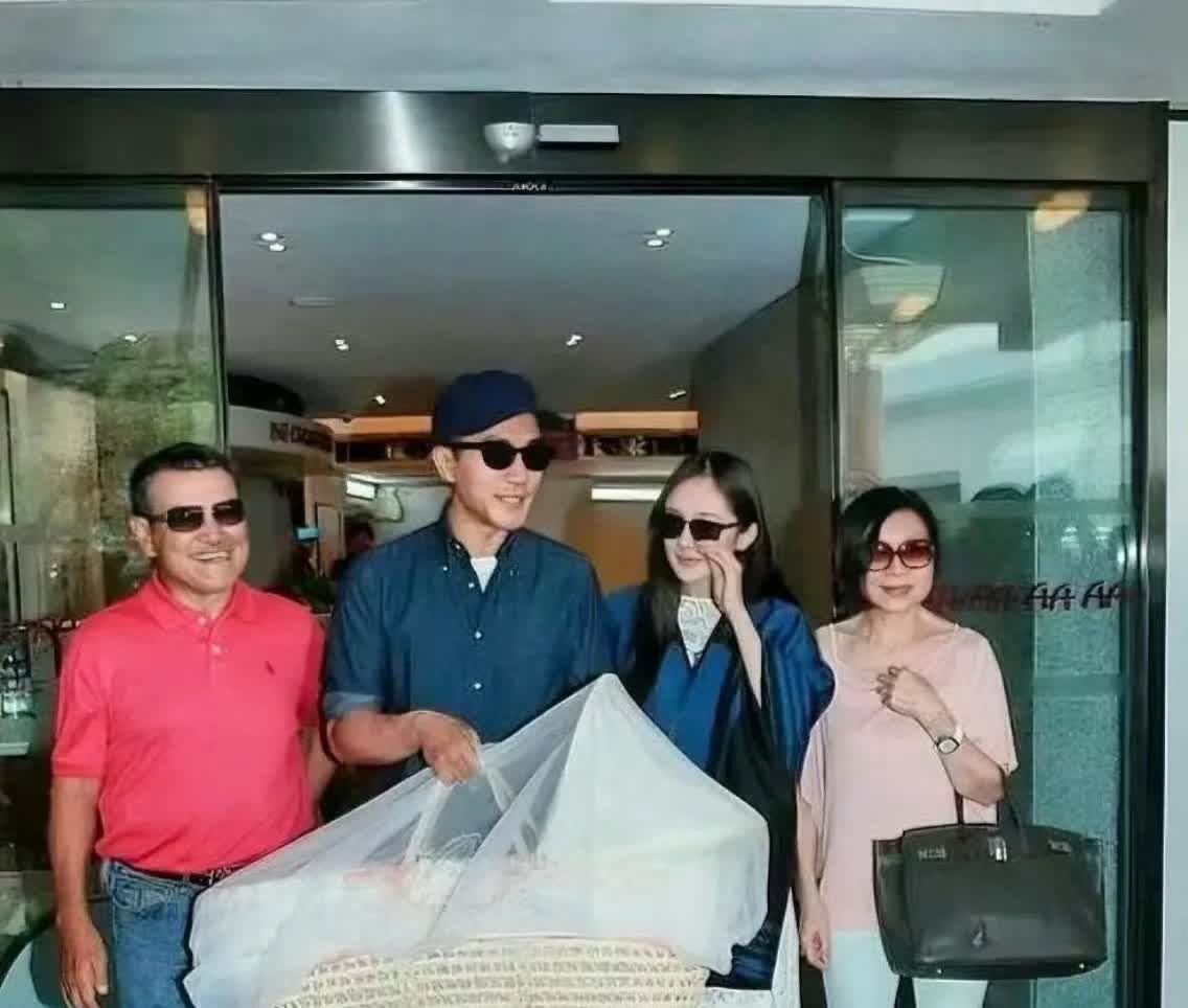 明星生娃真是个迷！

你能想象，

这是杨幂剖腹产三天出院的时候？


