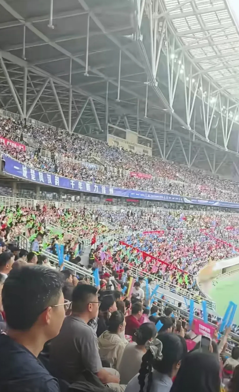 苏大强这“苏超”上座率比中超还恐怖啊！基本座无虚席。
这球市和热度不是一般的火爆