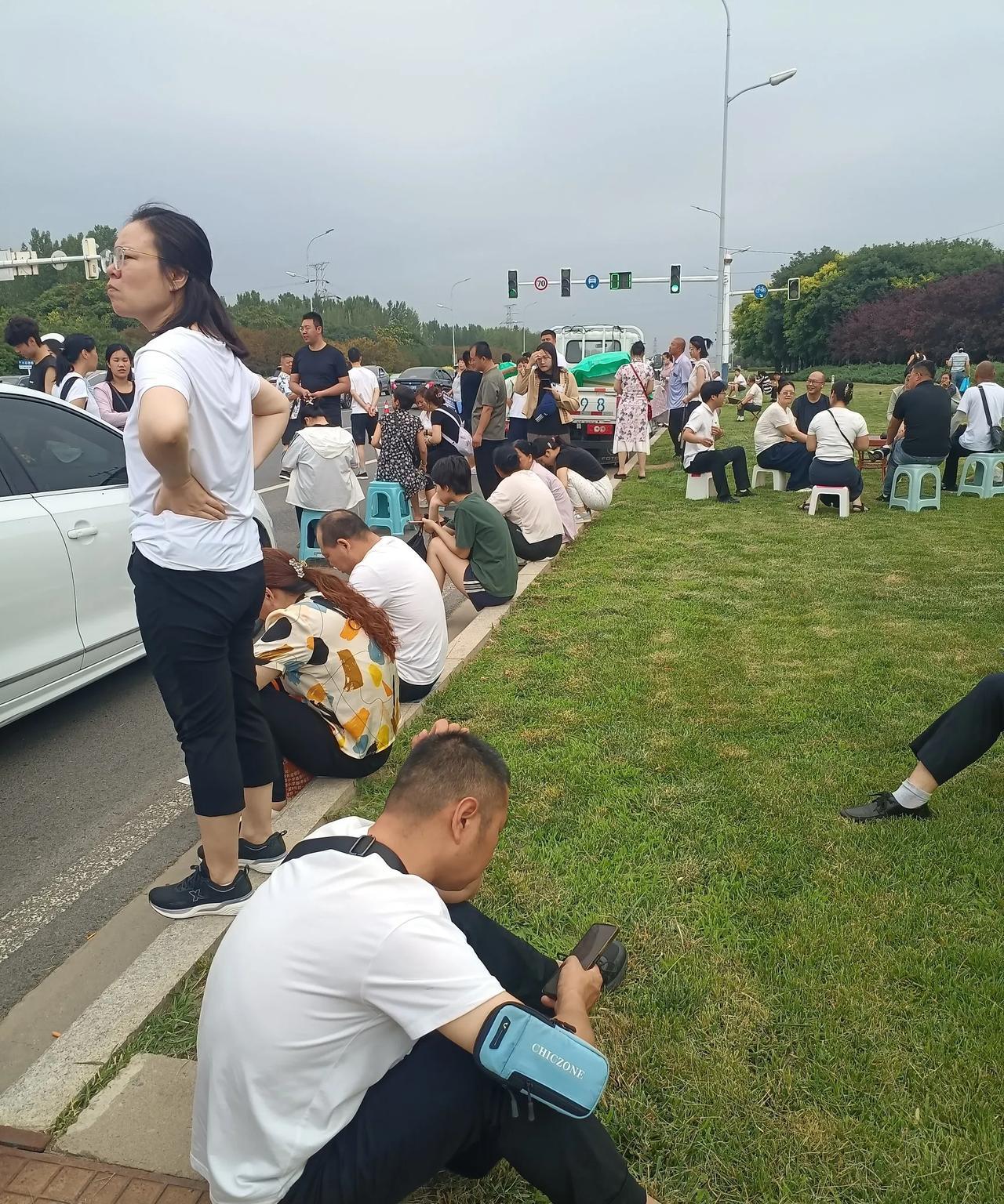 今天是河北警察职业学院体测、体检首日，
一大早，
学校门口就聚集了很多家长、学生