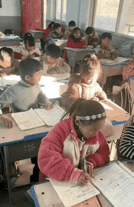 一个小事情，就能看出小姑娘长大了会选谁，一定会选能让她更有安全感的人，一本书太小