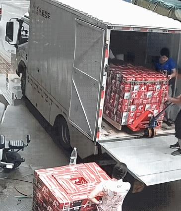 这车卸得也太吓人！为什么会出现这种情况呢？