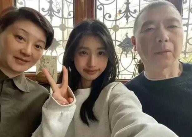 徐朵毕业典礼徐帆母爱爆棚！冯小刚缺席引热议 18岁养女获赞
