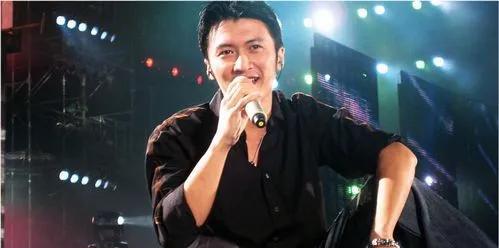 谢霆锋演唱会高调“示爱”，锋菲恋甜度爆表
2025年4月25日，谢霆锋香港演唱会