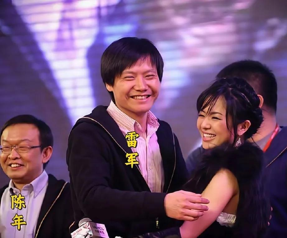 这张照片拍摄于2012年一年会上。当女神老师登台时，现场欢呼声震耳欲聋。作为亚洲