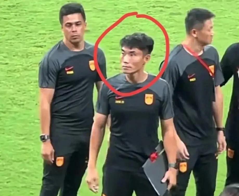 也不知道郑智得罪谁了？为什么只要有人提议郑智执掌国足，球迷中就会有很大的反对声音