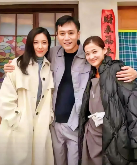 仔细看，中间的是大帅哥刘烨疏眉朗目，气宇轩昂！右边的梅婷笑容可掬，喜笑颜开。而左