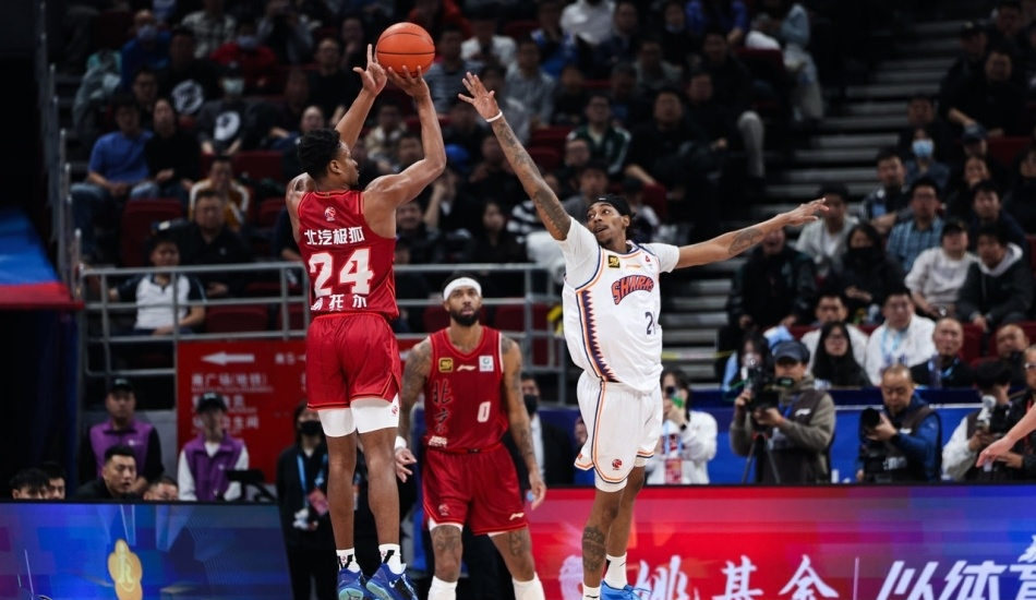 CBA常规赛进入尾声，山东男篮与新疆男篮的“卡位大战”一触即发。目前山东男篮暂列