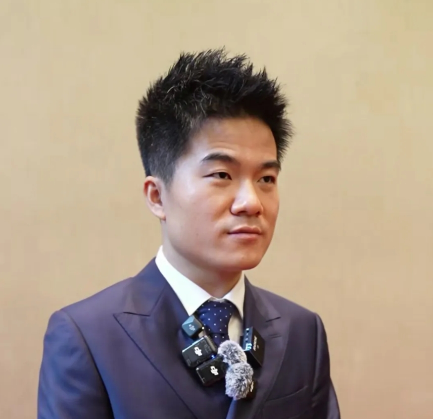 董宇辉答记者问，女记者笑而不语，摄像老师问：“怎么了？”女记者说：“回答太官方了