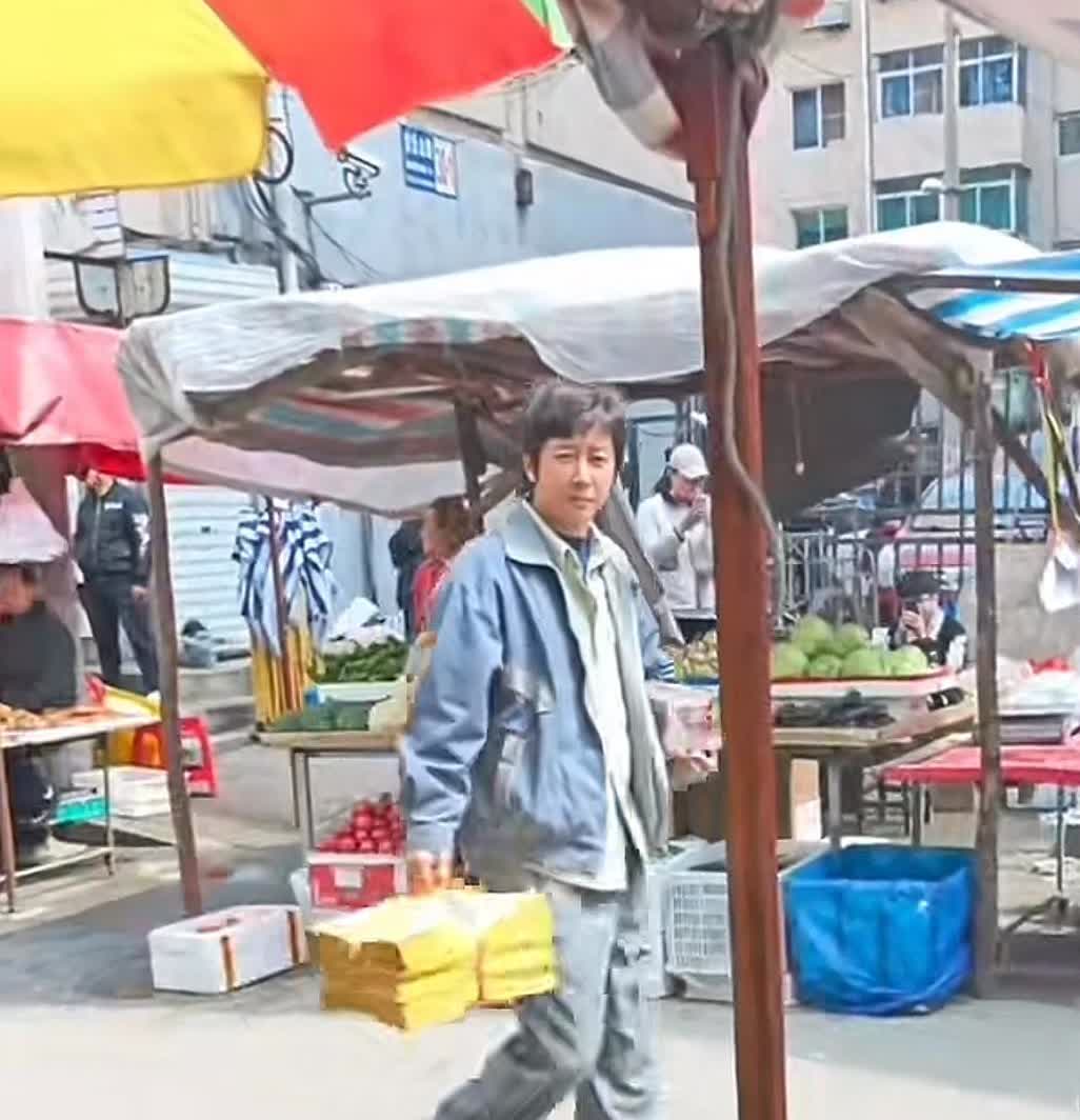 什么？演员韩庚出现在沈阳皇姑区亚明市场！是的，你没看错，演员韩庚确实出现在亚明市