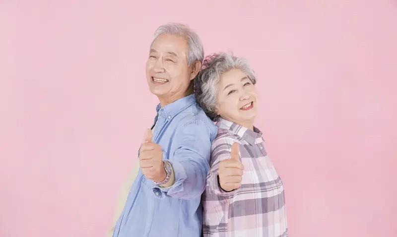 人不应长时间窝在家里，即便经济无忧也应找事做。若独自居住，个人生活方式影响较小；