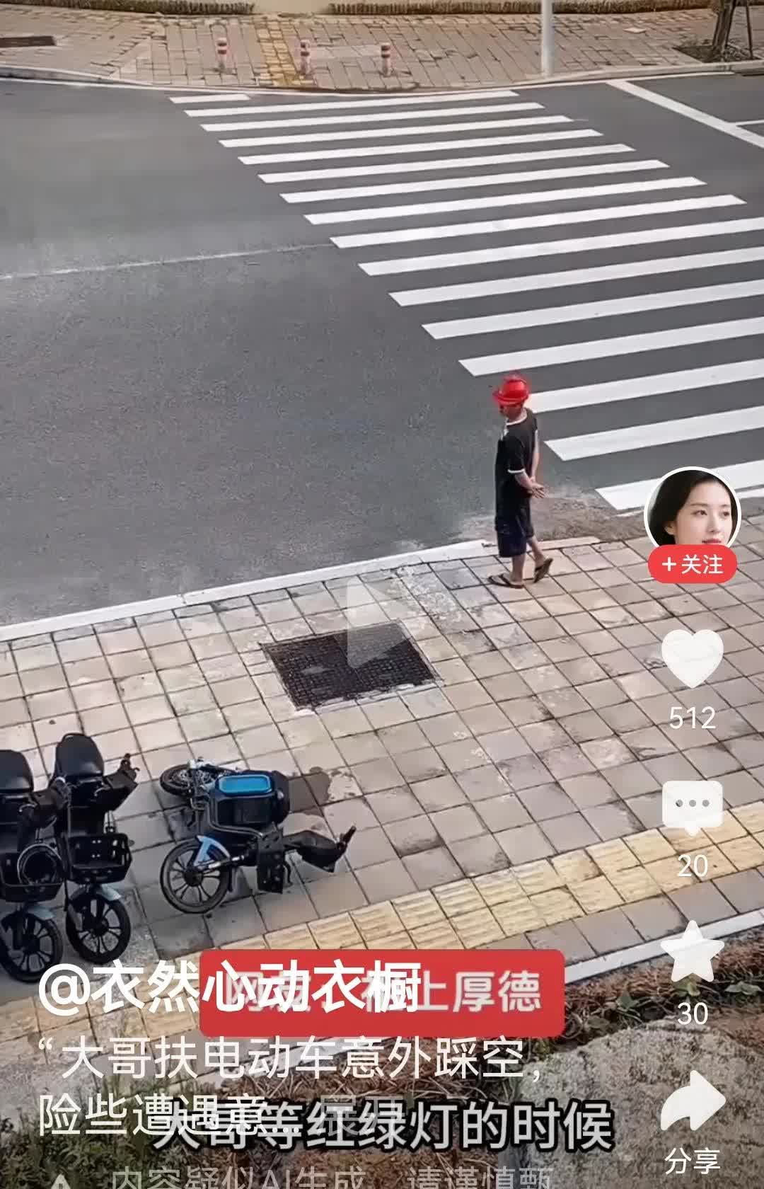 男子在路边等车，发现人行便道上电动车倒了，于是过去给扶起来了，最惊奇的是，男子站
