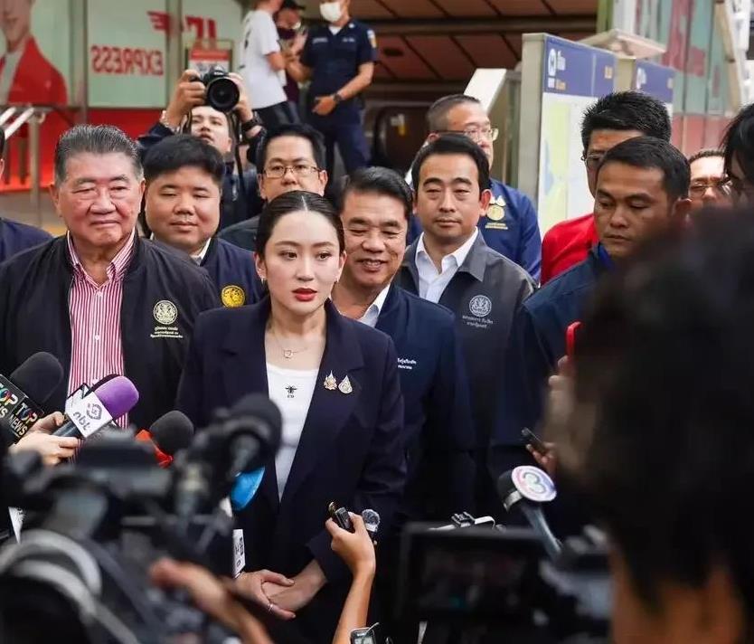 泰国总理佩通坦震后第一时间视察泰国地铁，与乘客亲切交流，并询问他们的感受！佩通坦