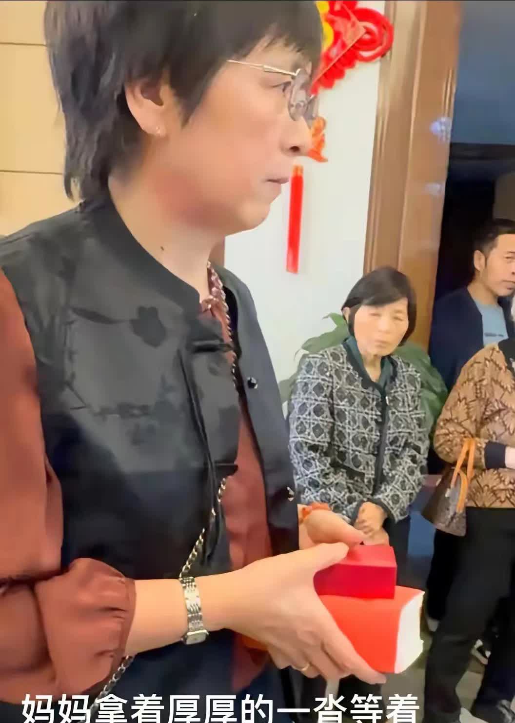 看人家这妈妈穿衣打扮修养气质，
碾压所有寻子家庭妈妈！

瑾汐妈妈手里拿着