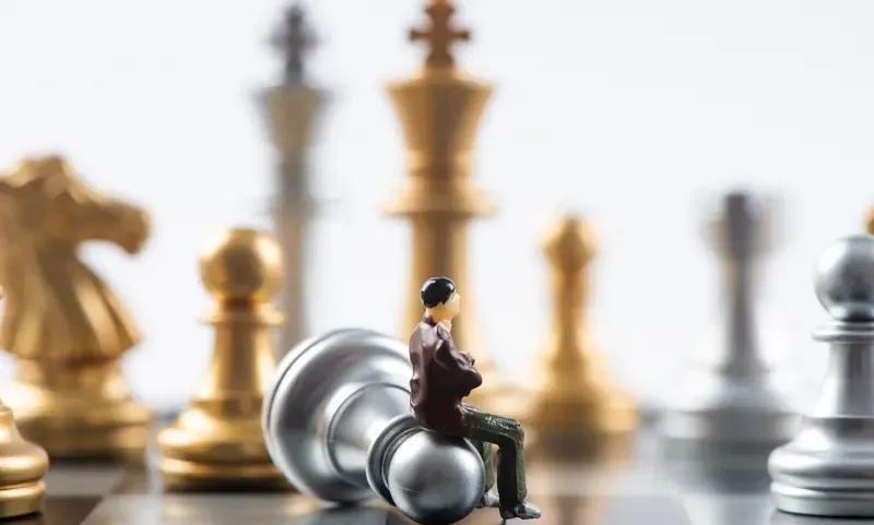 有一个领导，在位的时候没做啥好事，退休了灾祸都没放过他。
他喜欢打麻将，麻馆老板