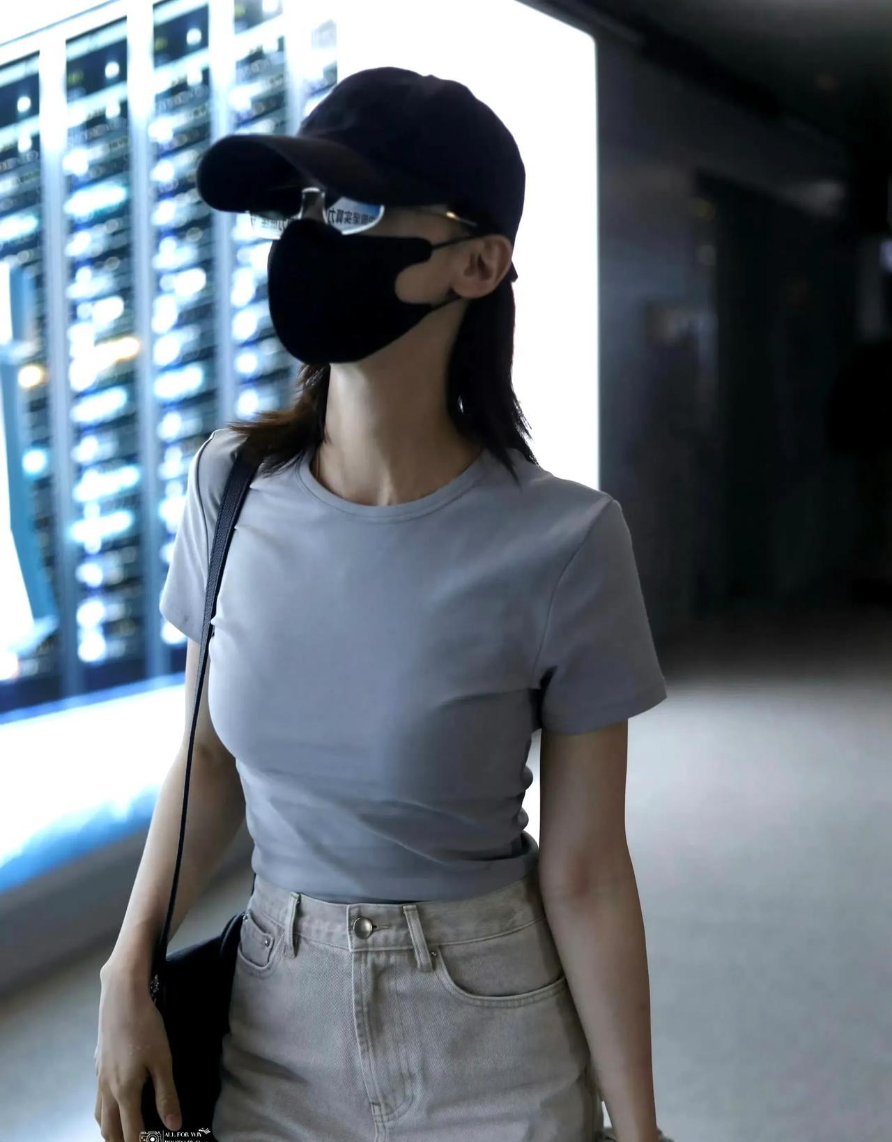 吴谨言产后现身机场：大女主归来，状态惊艳全场
在娱乐圈的镁光灯下，明星们的一举一