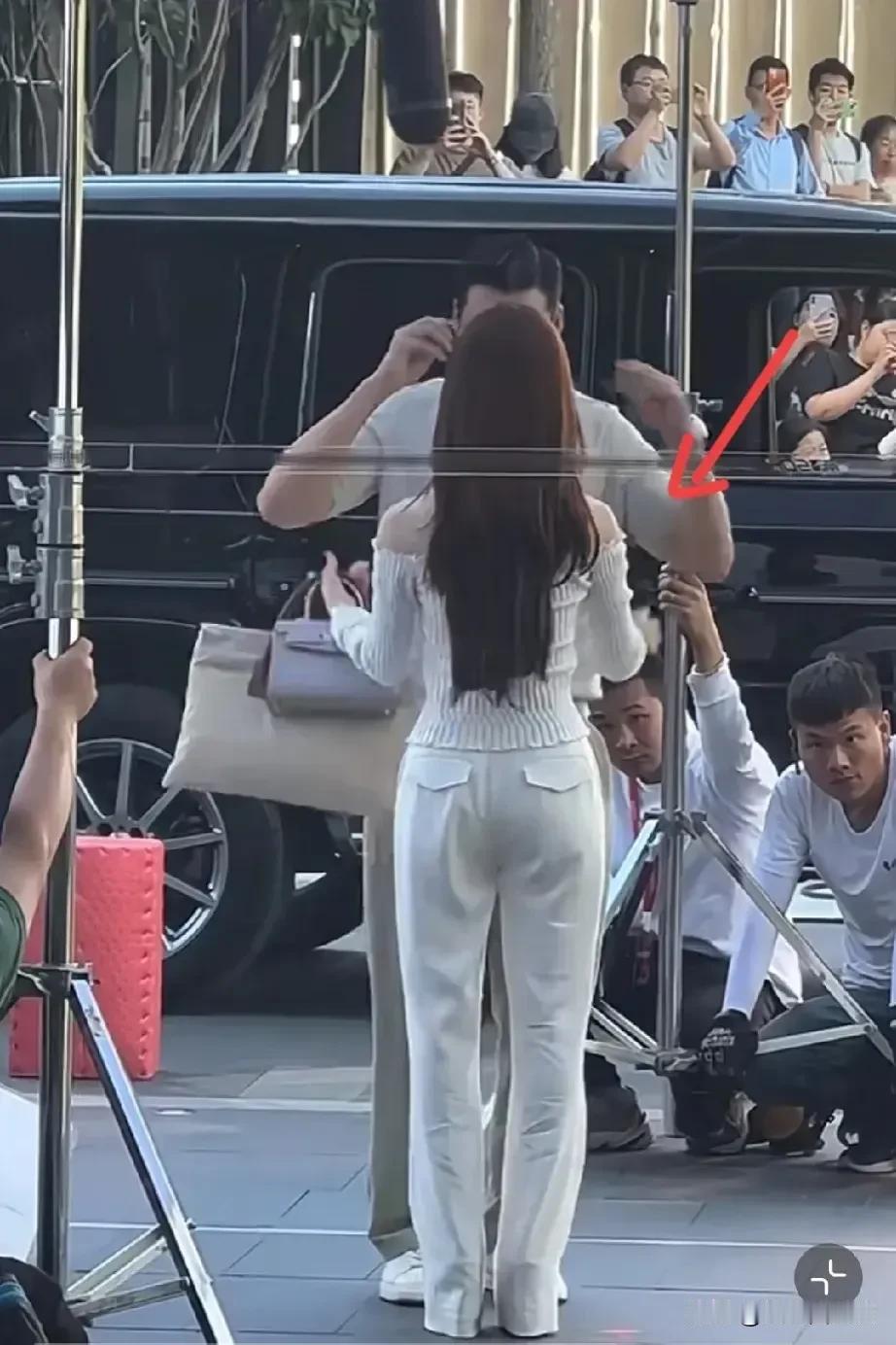 身形比较矮的女人和和高个子的男生配戏，确实有点尴尬，大家看看赵思露这身打扮，观察