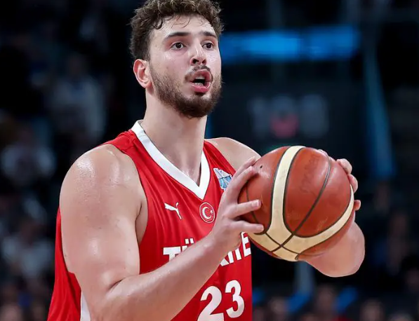 申京是个优缺点明显的球员，优点不多说了，组织能力，临场观察和决策，内线得分能力等