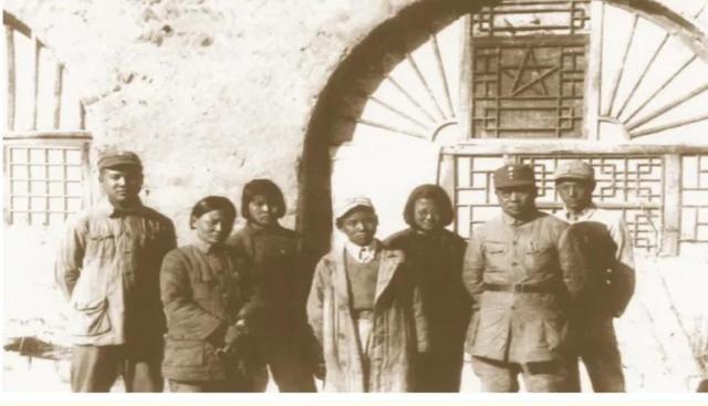 1950年，三野副司令粟裕进京公干，偶遇情报部部长李克农。李部长跑着上前，问：“