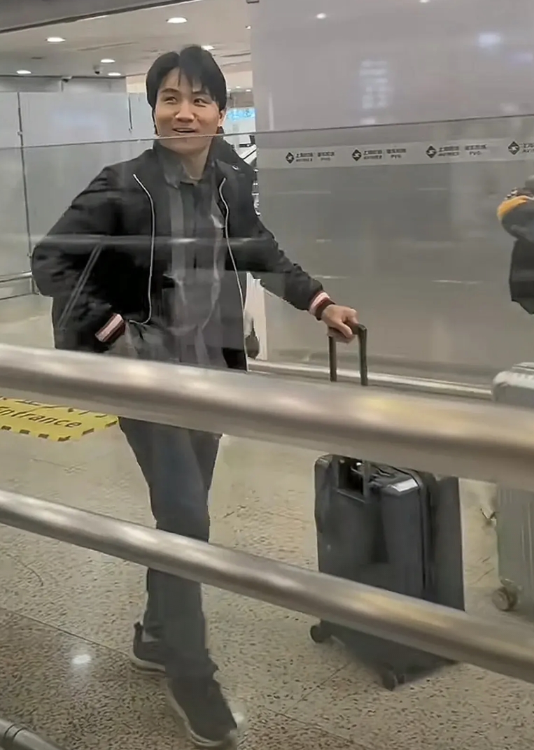 说实话，这才是真正的寻亲吧！没有导演，没有剧本杀，没有人设，没有借着流量开直播！
