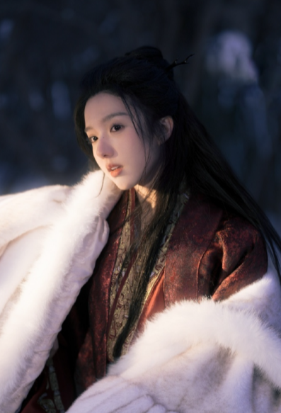 被苏晓彤雪地大片戳中萌点！白色斗篷加皑皑雪景，灵动俏皮软糯可人，雪地兔子人型化实