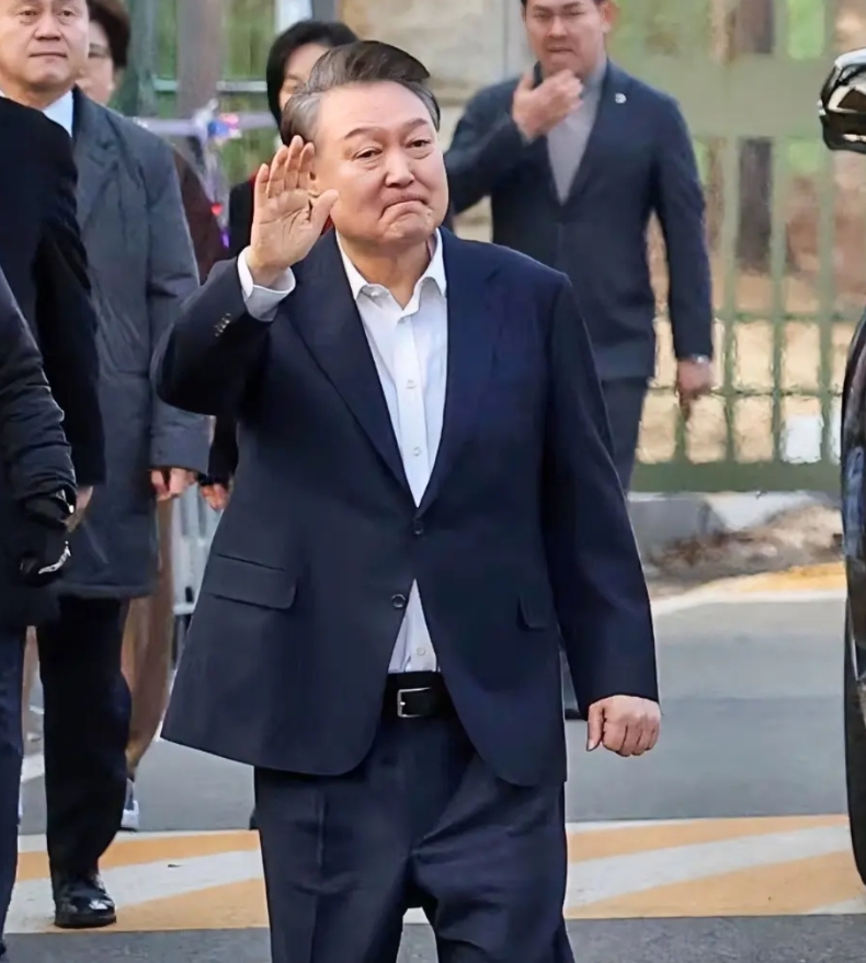 彻底凉凉了！当地时间本月10号，韩国总统李在明直接签署通过了三项法案，其中，有两