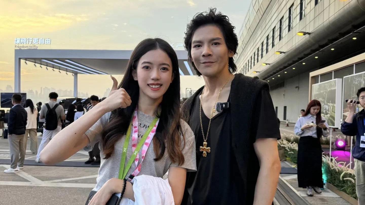 向佐香港现身：浓妆艳抹，是转型还是迷失