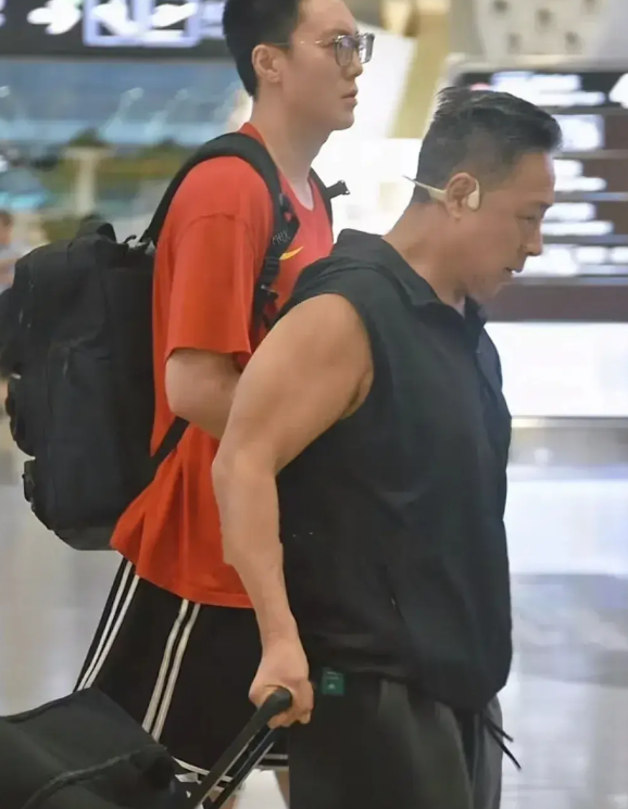小胡回国了，胡爸满脸骄傲

今天清晨接近五点，中国男篮从沙特阿拉伯途经泰国转机，