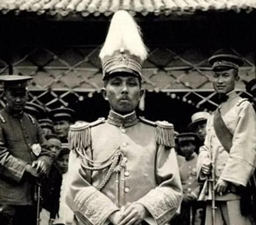 1974年，90岁的杨森娶了17岁的张灵凤，新婚之夜，张灵凤不甘地问道：“你一生