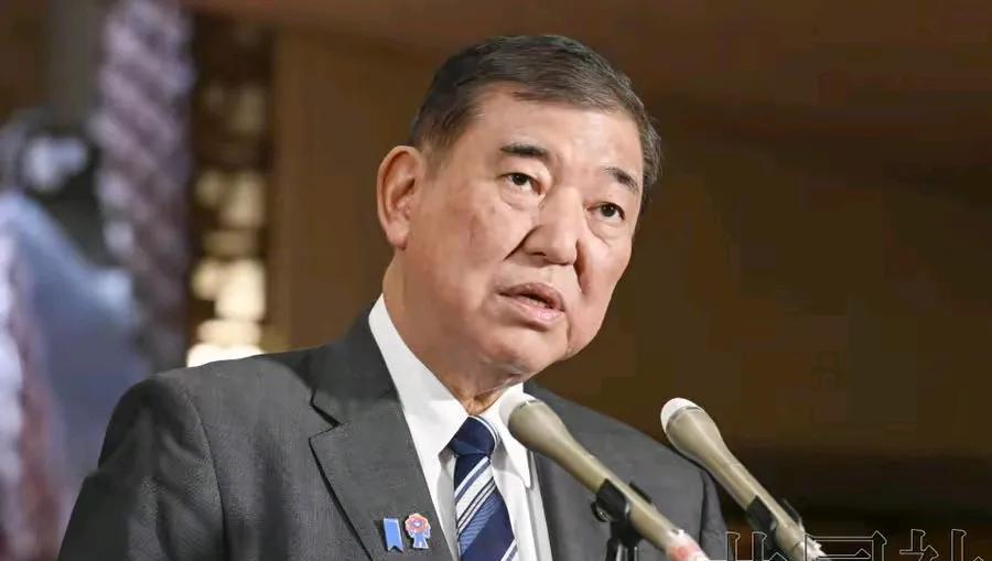 这段时间日本是吃了熊心豹子胆，
不断挑战美国权威。
这主要是因为日本先是单方面取