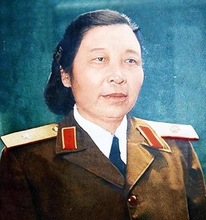 1955年，开国女少将李贞携夫回湖南老家探亲，当她热情地和乡亲们寒暄时，一个老汉