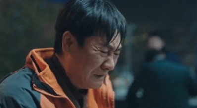 真的看一次哭一次！小舅舅为了生活忍辱下跪，偏偏被亲姐姐撞见，姐姐的安慰让他瞬间绷