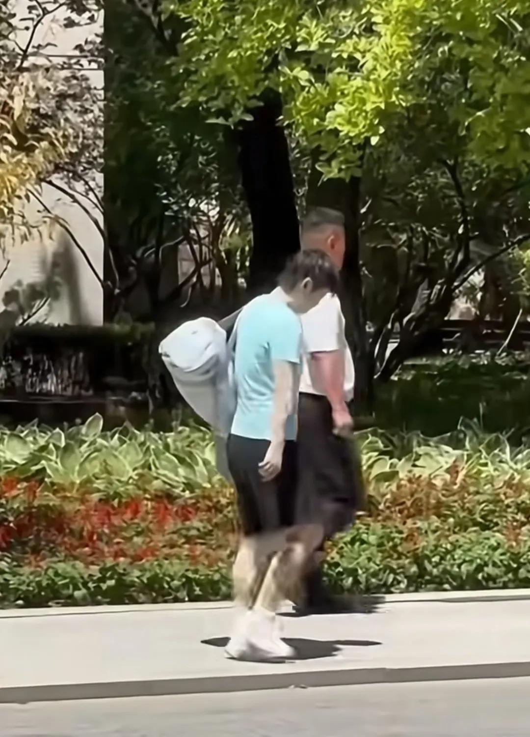 怎么感觉豆包这条裤子有点长呢。
最近见不到豆包，只能翻翻以前的照片解解馋了。