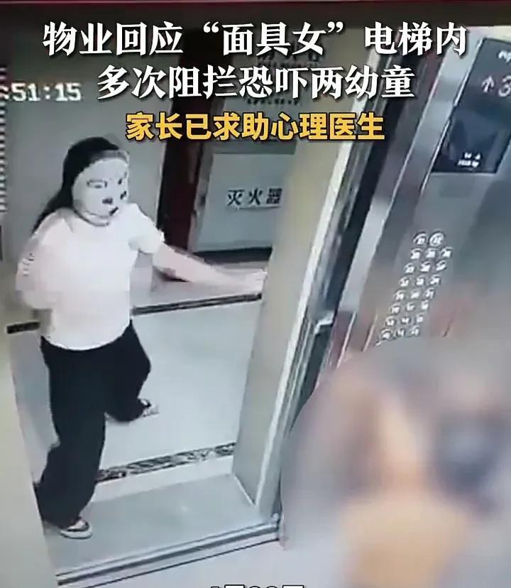 熊孩子的作妖方式真的千奇百怪！4月28日，福建龙岩一小区内，两个小女孩在乘坐电梯