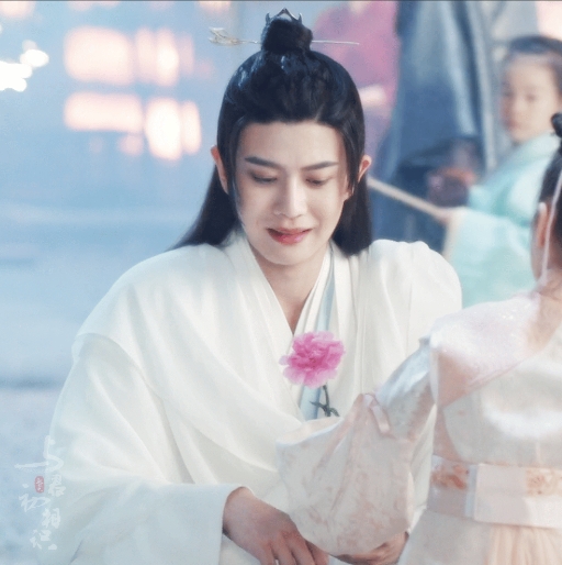 嘉人们，嘉伦的隐忍剧真的杀疯了
网友直呼太上头❤️❤️❤️
咱就来先说说《与君初
