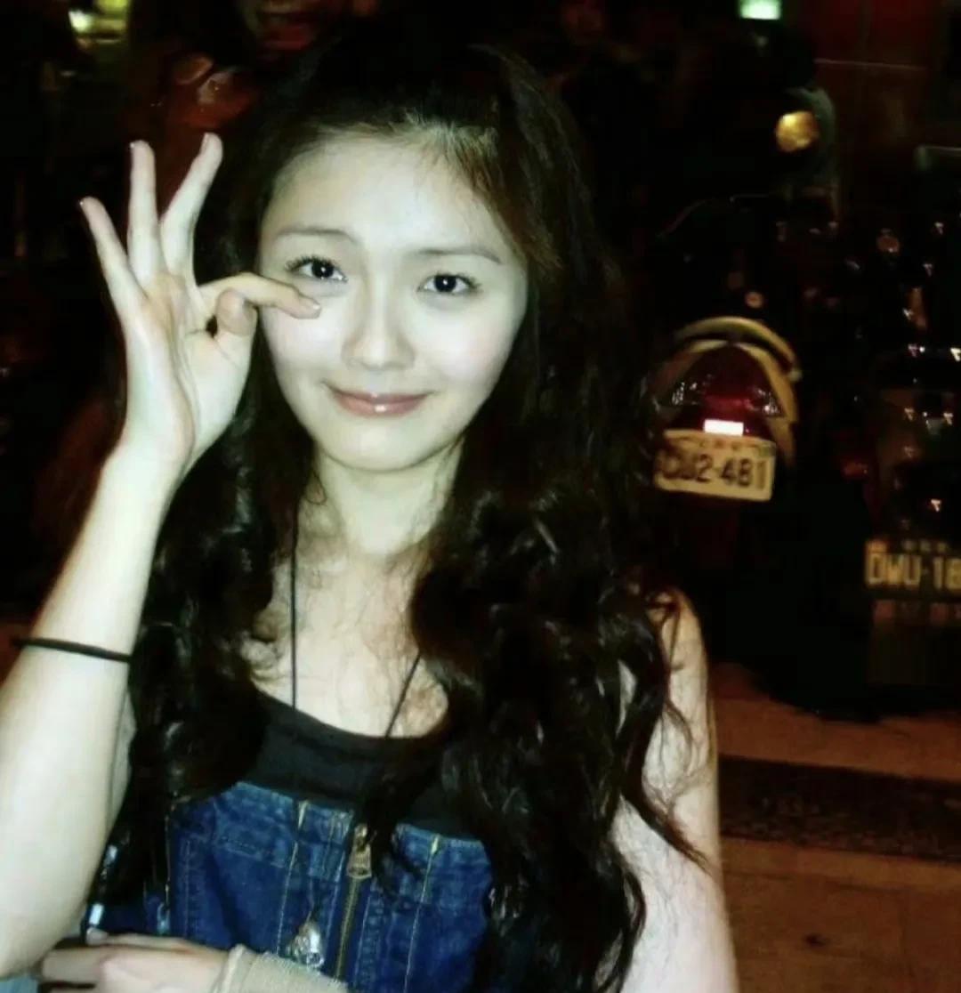 大s妈妈以为夫家有钱，所以她20岁结婚连生三个女儿，却没有生到儿子。
所以在那个