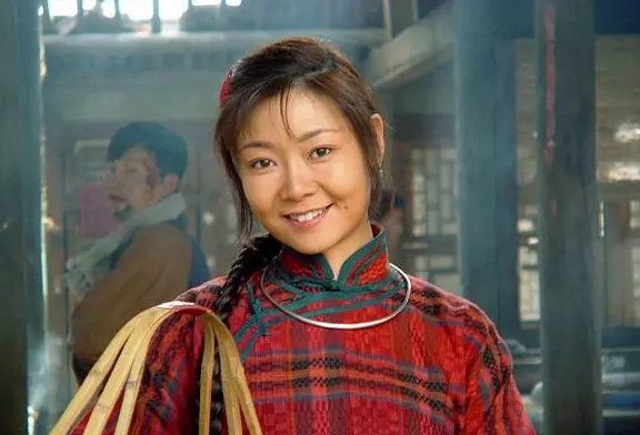 1991年，萨日娜为能分到11平米房子，258元彩礼就嫁给同学潘军。婚后她被嫌弃