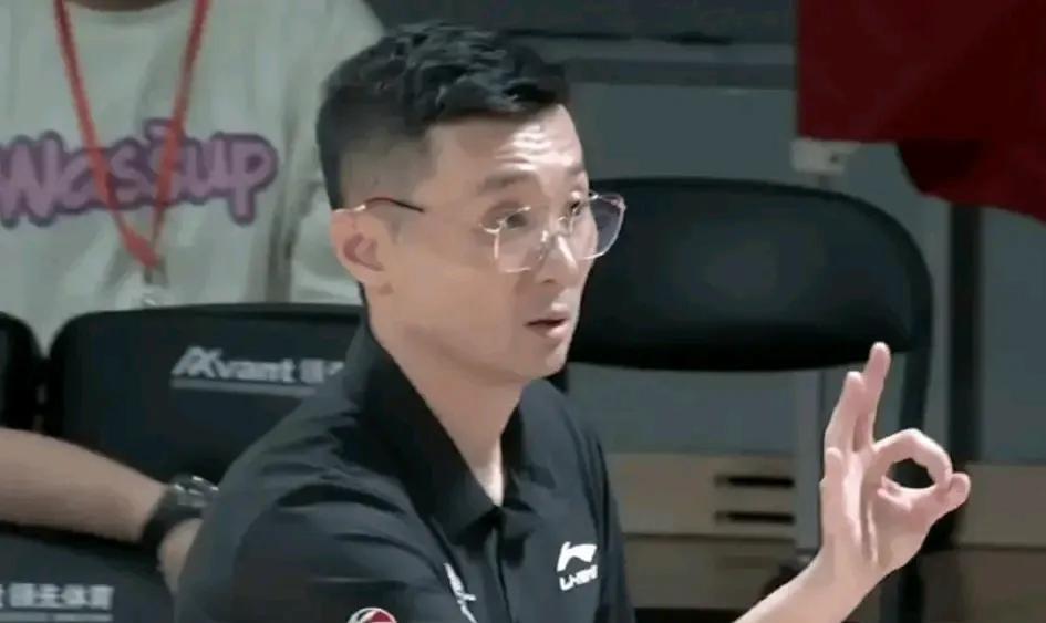 新疆拿下南京，关键时刻新疆防下对手，劳森关键补篮基本杀死比赛，刘炜指导也是很满意