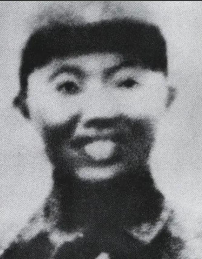 1942年，神枪手王凤麟遭叛徒出卖，被日军围在山上，打到只剩一颗子弹时，他犹豫了